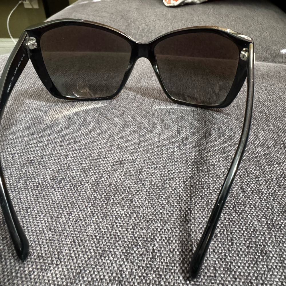 🌸SOLD🌸 CHANEL Elegant Black Sunglasses - Picture 5 of 8